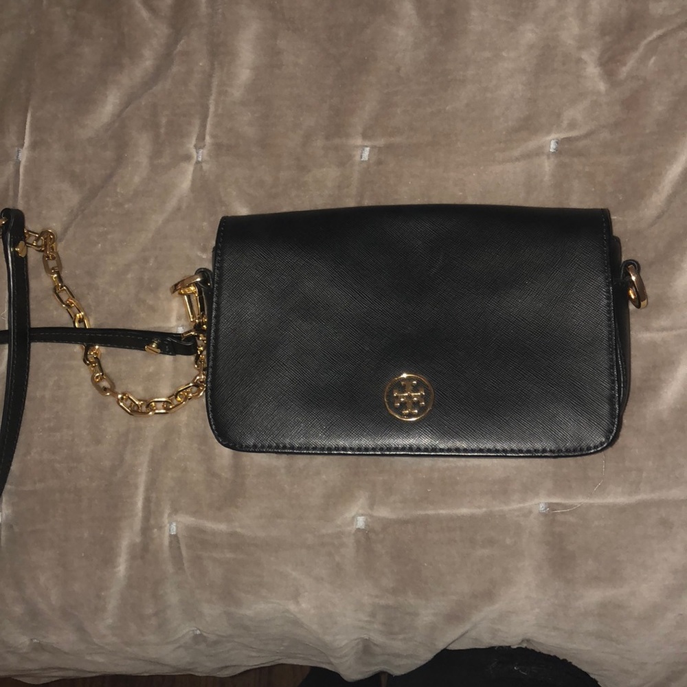 Cute crossbody Tory Burch purse!